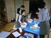 写真：万寿東ゴキブリ団子作り3