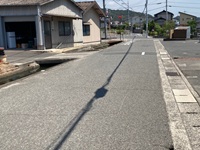 写真:路側帯の白線が消えている