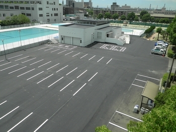 写真：事務所と駐車場