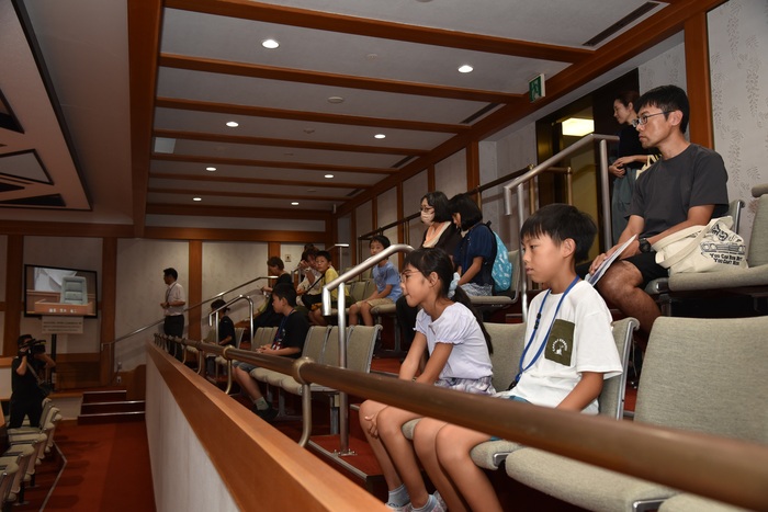 写真:傍聴席を見学する様子