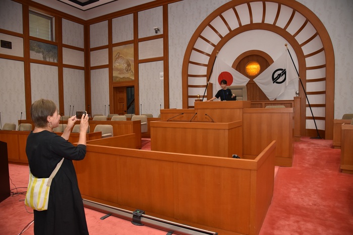 写真:議長席に座って記念撮影