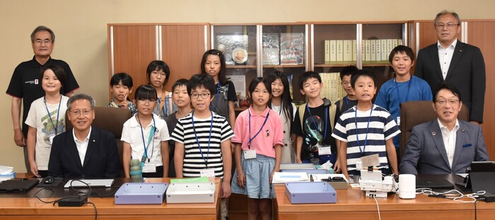 写真:正副議長室での集合写真(午後の部)