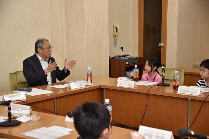 写真:議員へ質問コーナーの様子5
