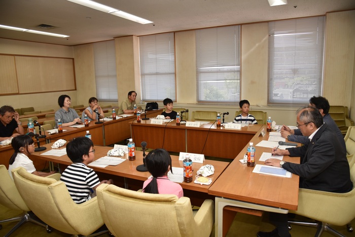 写真:議員へ質問コーナーの様子6