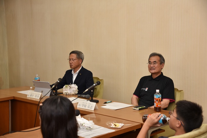 写真:議員へ質問コーナーの様子7