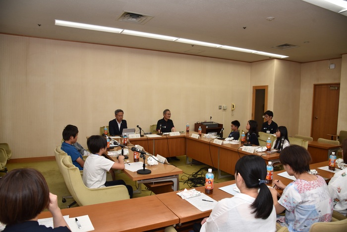 写真:議員へ質問コーナーの様子8