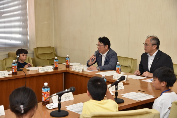 写真:議員へ質問コーナーの様子1