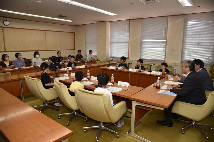 写真:議員へ質問コーナーの様子2