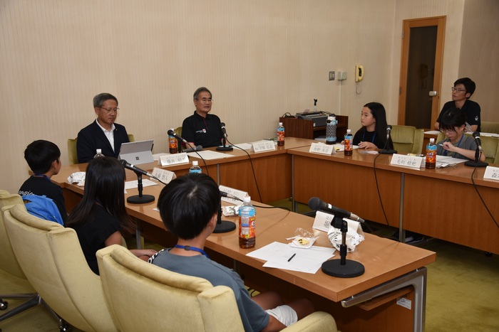 写真:議員へ質問コーナーの様子3