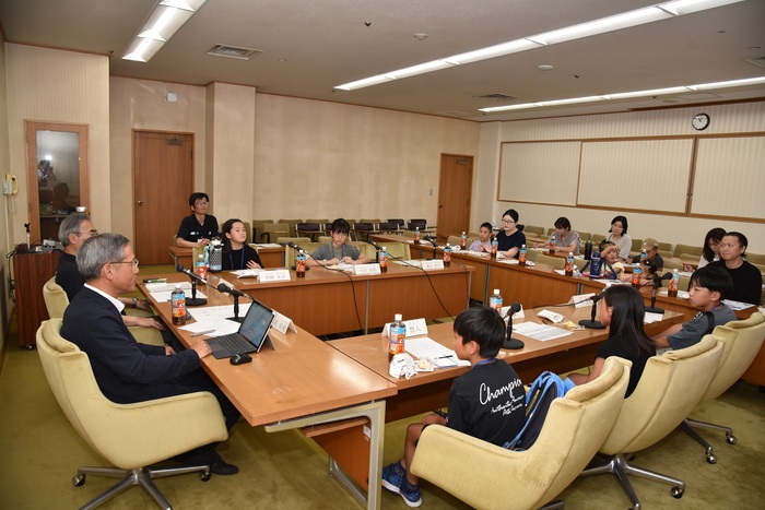 写真:議員へ質問コーナーの様子4