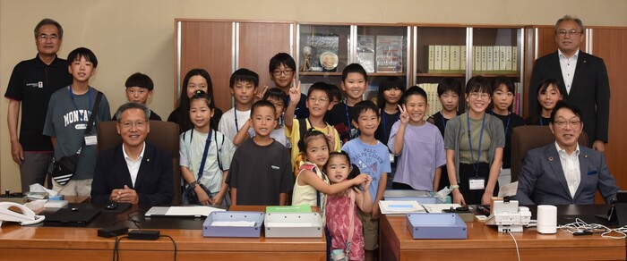 写真:正副議長室での集合写真(午前の部)