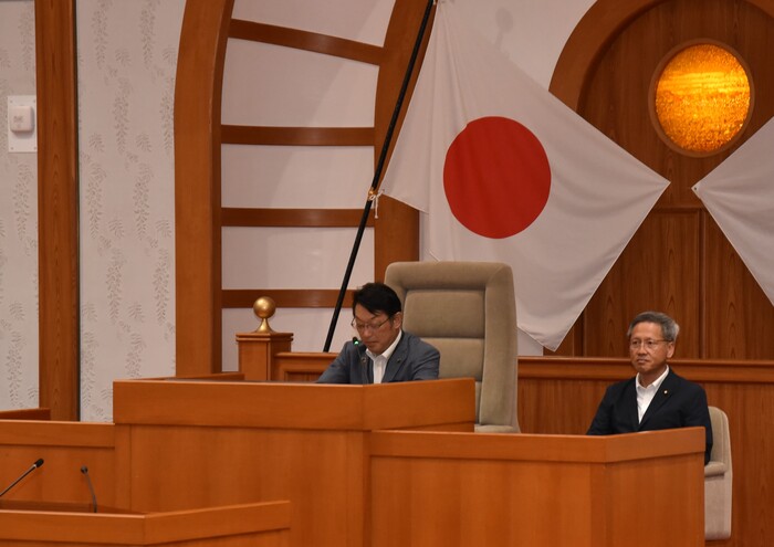 写真:荒木議長による開会宣言