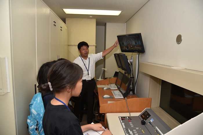 写真:モニター室を見学する様子