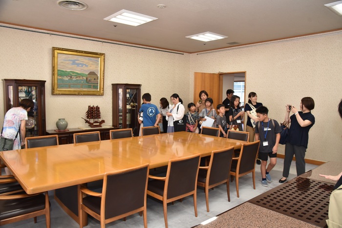 写真:正副議長応接室を見学する様子