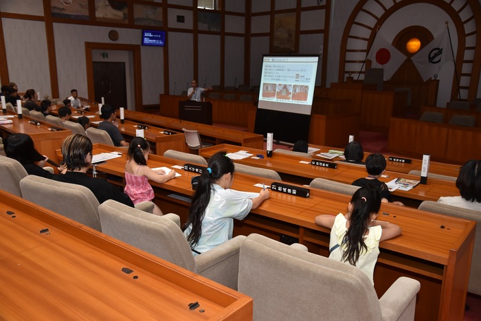 写真:市議会について説明の様子
