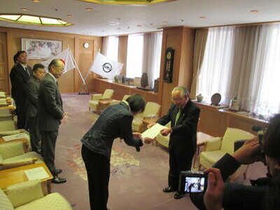 写真：倉敷市立児島市民病院改革プラン評価委員会の鳥越委員長から伊東市長へ意見書の提出