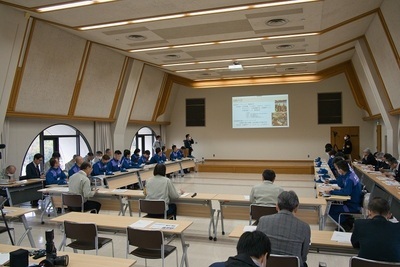 写真：報告会の様子（全体）