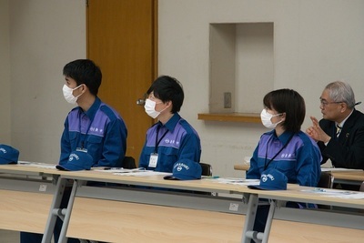 写真：活動報告している様子2