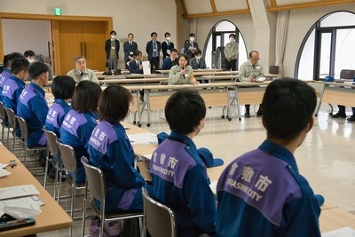 写真：被災地の状況について質問する伊東市長