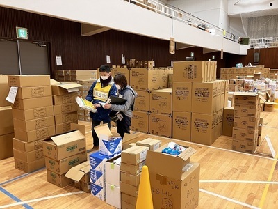 写真：支援物資が積まれている体育館の様子