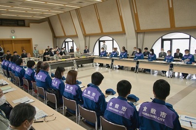 写真：質問する伊東市長