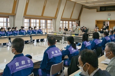 写真：報告会開会時の市長挨拶
