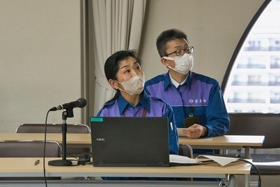 写真：保健師がパワーポイントを見ながら説明している様子