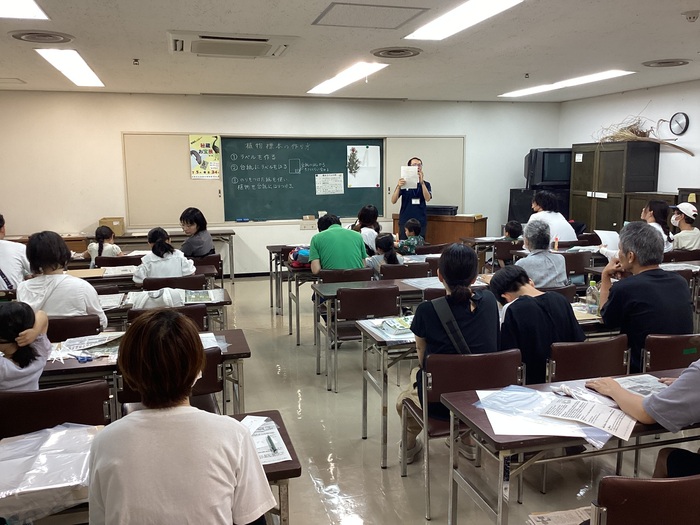 植物標本の解説風景