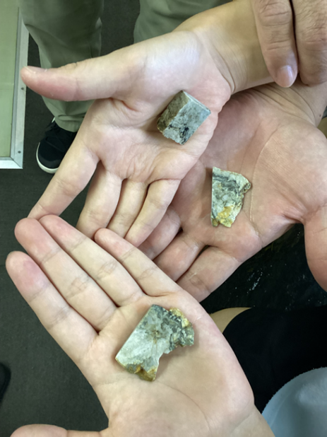 鏡面研磨した金鉱石の写真