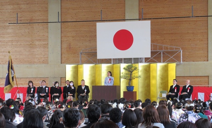 ステージで挨拶をする伊東市長の写真