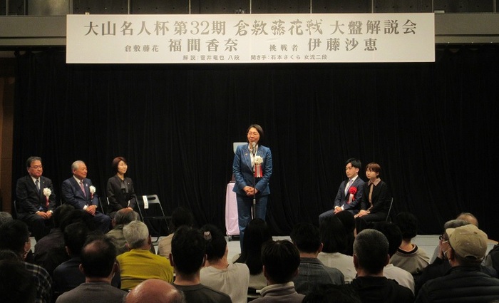 ステージで挨拶をする伊東市長の写真