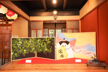写真：上島提灯に飾られている作品