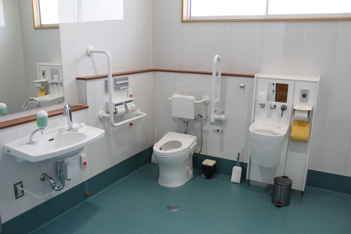 倉敷市立本荘小学校の屋内運動場のバリアフリートイレの写真