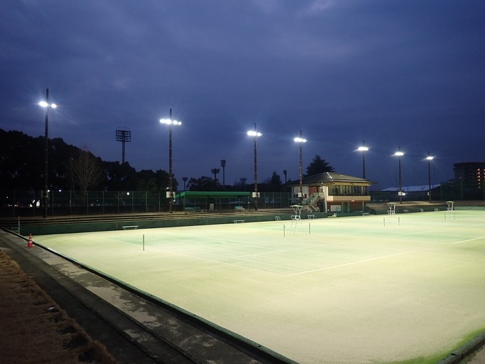 倉敷運動公園テニスコートの照明の全景の写真(夜)