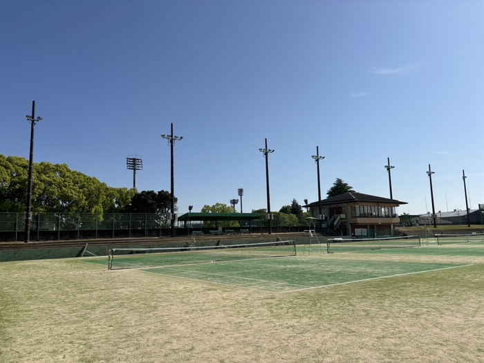 倉敷運動公園テニスコートの照明の全景の写真(昼間)