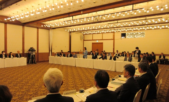 備中県民局管内事業説明会で発言する伊東市長の写真