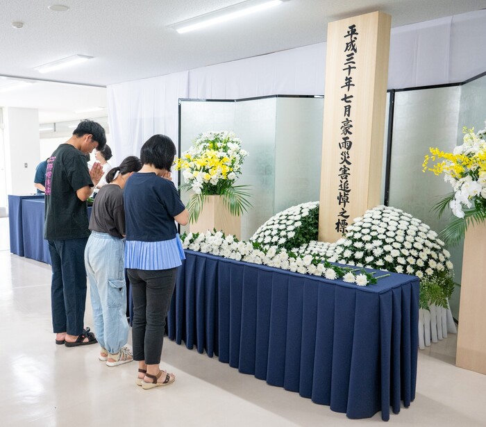 市民献花の様子