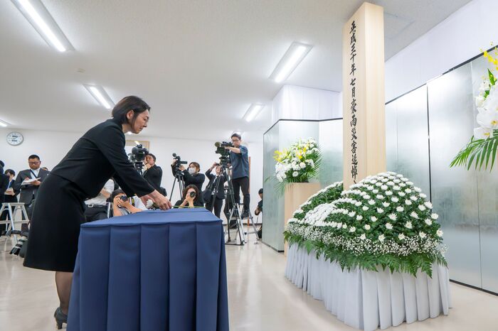 市長による献花の様子