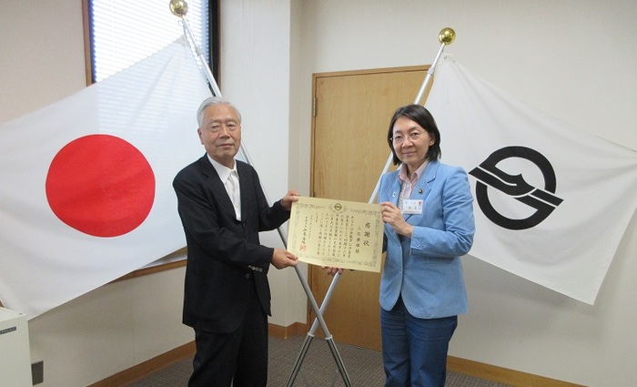 三宅公平委員会委員長と伊東市長の写真