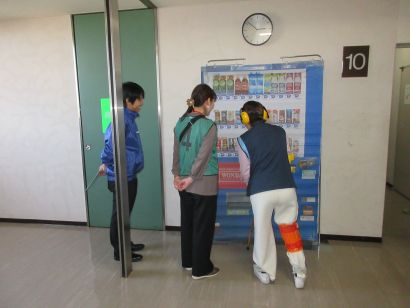 写真：高齢者疑似体験の様子1