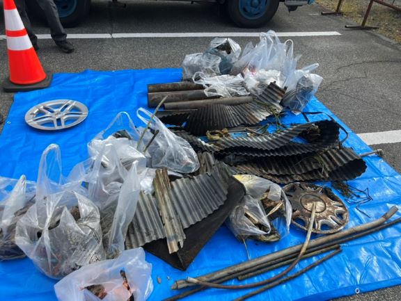 写真：水路清掃で集まったごみ