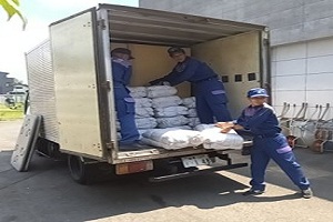 支援物資をトラックから搬出している写真