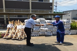 目録をお渡している写真