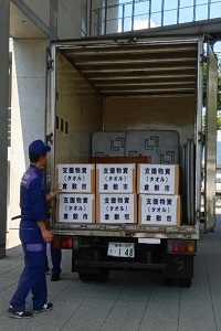 トラックから搬出している写真1