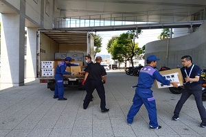 トラックから搬出している写真2