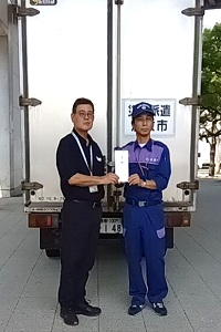 目録をお渡ししている写真