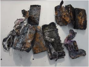 写真：スマートフォンの残骸