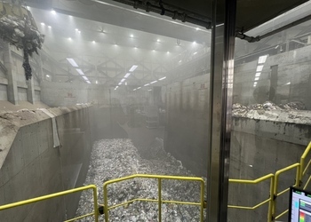 写真：煙が充満した施設内の様子