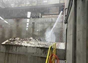 写真：可燃性粗大ごみピットの消火活動の様子