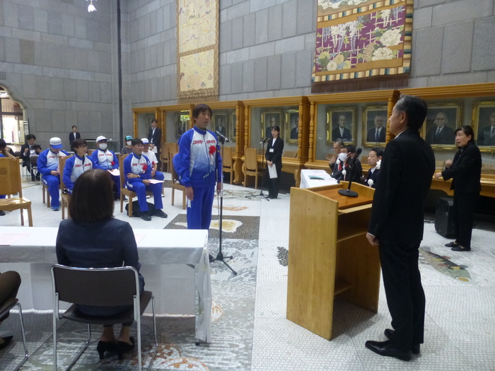 選手代表の濵田選手が謝辞を述べる様子